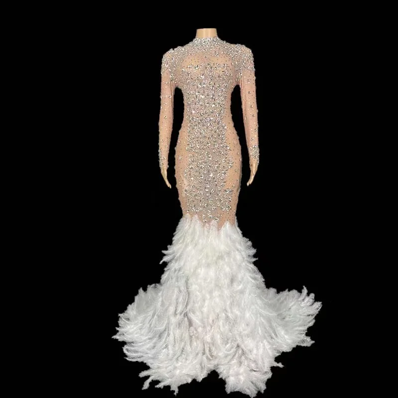 Luxury Lifestyle Photography - Luxuoso strass malha transparente penas vestido